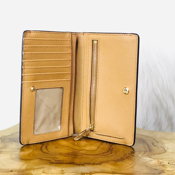 Michael Kors Jet Set Travel Slim Bifold Wallet - Picture 5 of 8